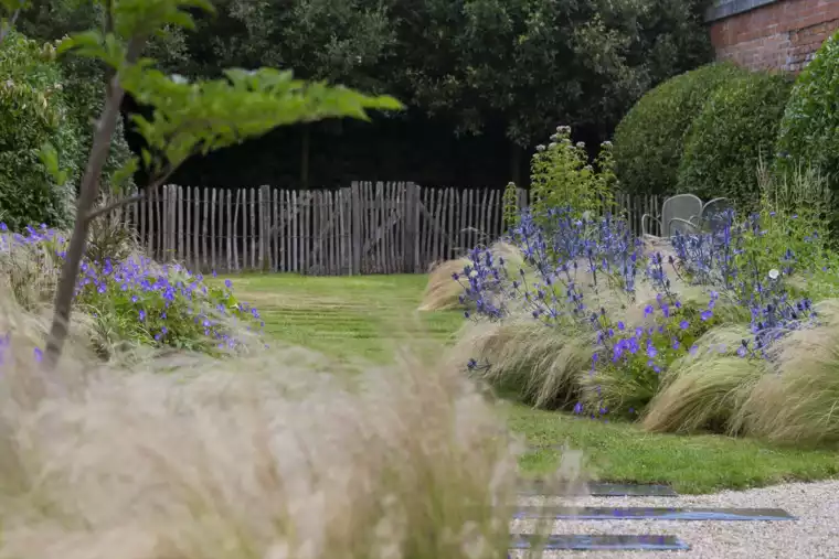 Speelse kusttuin met Dutchborder vol bloemenpracht en tuinberegening te Oostduinkerke (14) - 