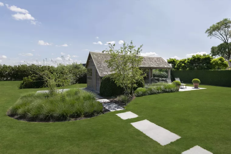 Landelijke tuin met bijhuisje en organische haagmassieven te Veurne (9) - 