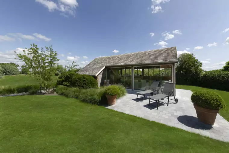Landelijke tuin met bijhuisje en organische haagmassieven te Veurne (3) -  - Tuinberging