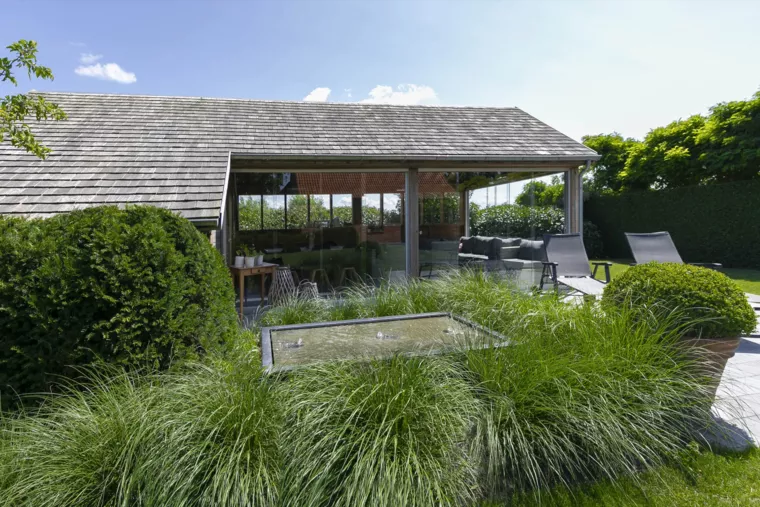 Landelijke tuin met bijhuisje en organische haagmassieven te Veurne (5) - 