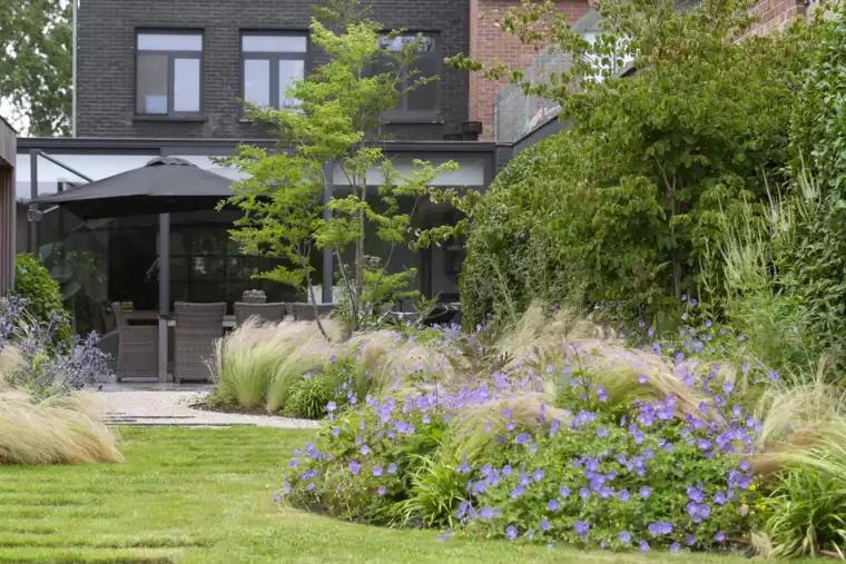 Speelse kusttuin met Dutchborder vol bloemenpracht en tuinberegening te Oostduinkerke (11) - 
