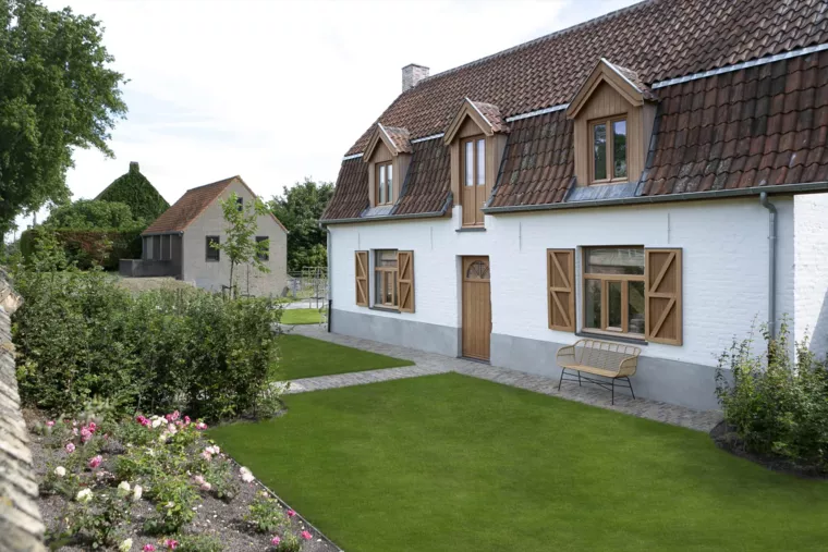 Luxueus vakantieverblijf omgeven door organische terrassen in natuursteen met slingerende kleiklinkerpaden en Engelse borders te Lo-Reninge (5) - 