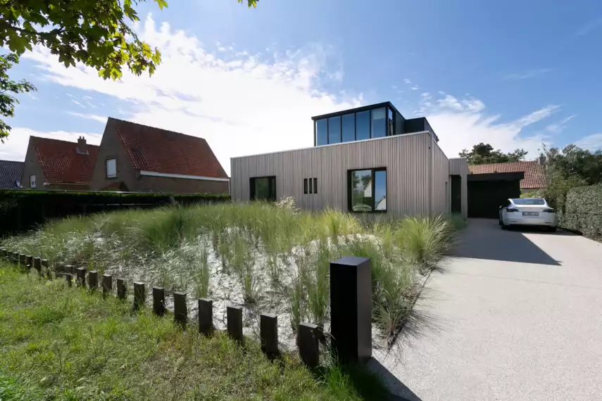Zwembad omringd door speelse duinentuin te-Zwembad omringd door speelse duinentuin te Koksijde (10)