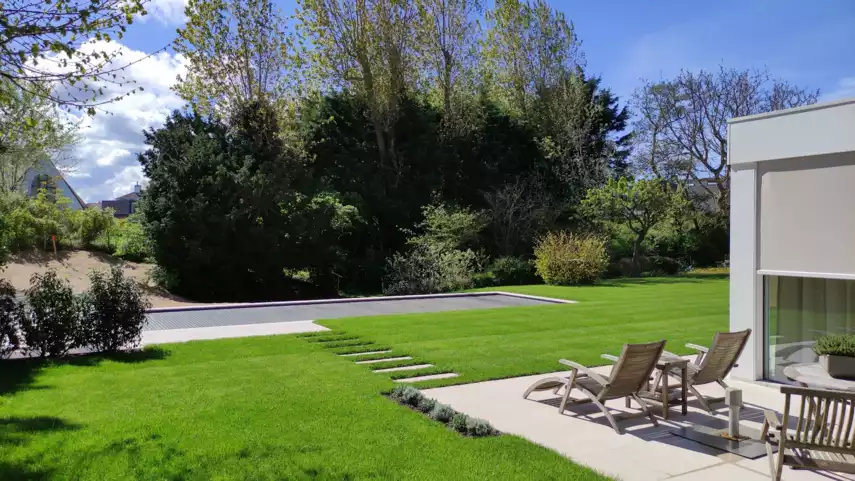 Elegant zwembad en sfeervolle tuin aan de kust-Elegant zwembad en sfeervolle tuin aan de kust (4)