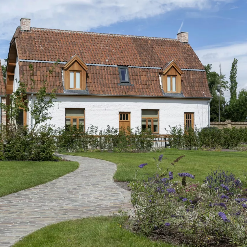 Luxueus vakantieverblijf-Luxueus vakantieverblijf omgeven door organische terrassen in natuursteen met slingerende kleiklinkerpaden en Engelse borders te Lo-Reninge (4)
